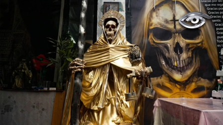 Un culto que desafía tradiciones y fronteras crece al sur de Quito, donde devotos le rinden culto entre ofrendas y pedidos. Entre supuestos milagros y controversias, esta figura esquelética genera interés tanto en quienes buscan protección como a aquellos que la consideran una herejía.