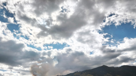 Un incendio forestal se registra en el bosque protector de San Juan, en el centro histórico de Quito.
