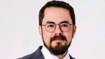 El científico ecuatoriano fue designado Embajador de Ecuador en Suecia.