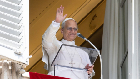El papa León XIV cumple 70 años y preside el Angelus ante miles de fieles.