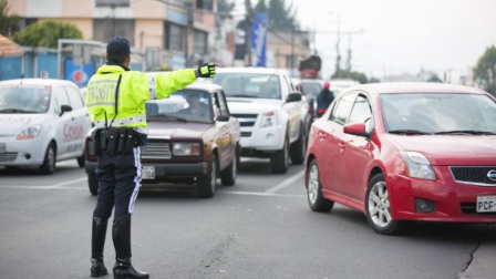 Los vehículos sancionados por Pico y Placa en Quito no pueden ser retenidos