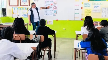 El Ministerio de Educación anunció que abrió más vacantes para docentes en Ecuador con el objetivo de mejorar la calidad educativa de los estudiantes.