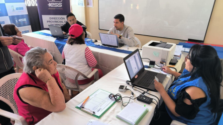 Funcionarios del IESS ofrecen atención a jubilados, en un centro de la Dirección Provincial de Pichincha, el 3 de septiembre de 2025.