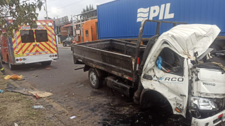 Un camión pequeño está involucrado en un siniestro de tránsito la tarde de este miércoles 17 de septiembre del 2025 en Quito.