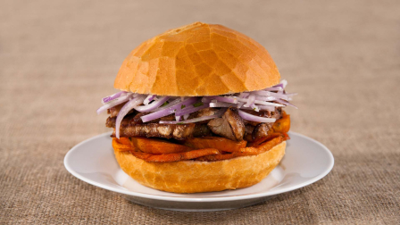 El pan con chicharrón quedó campeón del Mundial de Desayunos ideado por el streamer español, Ibai Llanos.