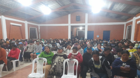 Miembros de la Unorcac en una asamblea comunitaria.
