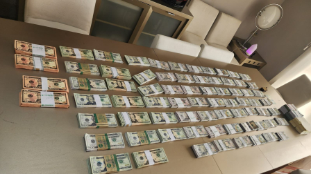 El extranjero almacenaba dinero falso en su vivienda ubicada en Samborondón.