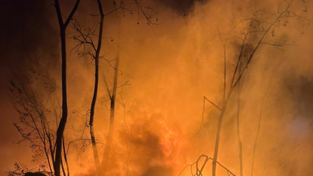 Voraz incendio en la vía a la Costa consume rápidamente estructuras.