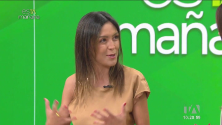 Forma y estilo: Nicol Cueva, experta en imagen personal, muestra diferentes estilos con tenis blancos, una prenda versátil que puede combinarse con looks casuales y formales.