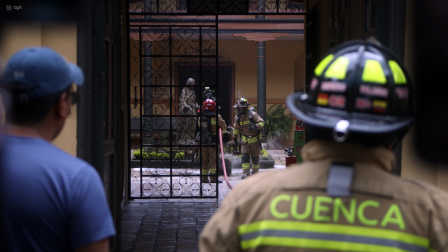 Bomberos Cuenca atendieron un conato de incendio en el edificio de la curia de Cuenca.