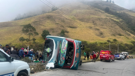 El volcamiento de un bus de la cooperativa Macas, se volcó este jueves 19 de septiembre del 2025.