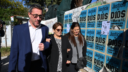 Las hermanas de Diego Armando Maradona a su llegada a una audiencia en abril del 2025.