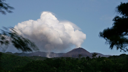 Volcán Reventador emite material piroclástico este viernes 19