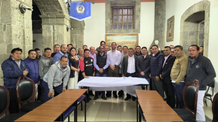 Fotografía publicada el 15 de septiembre de 2025 que muestra a Roberto Luque, ministro de Infraestructura y Transporte, junto a miembros de la Federación Nacional de Cooperativas de Transporte Interprovincial de Pasajeros del Ecuador (FENACOTIP).