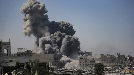 El humo se eleva en la torre Al Kawthar después de un ataque aéreo israelí en la ciudad de Gaza, Franja de Gaza, en septiembre de 2025.