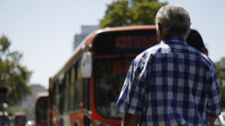 Una aduto mayor resultó herido tras ser empujado por el controlador de un bus