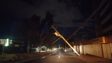 Siniestro de tránsito en el norte de Quito dejó un poste a punto de caer sobre la calzada