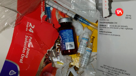 Arcsa retira medicamentos caducados y adulterados en farmacia de Quito