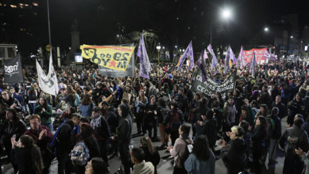 Miles de personas marcharon en Buenos Aires en reclamo de justicia por un triple feminicidio.