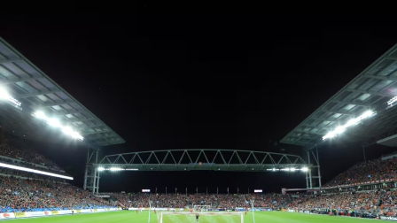 Con techo cubierto estilo Premier League y tribunas empinadas en cada extremo del campo, el Toronto Stadium tiene más que un parecido pasajero con los estadios que se encuentran en el fútbol británico.