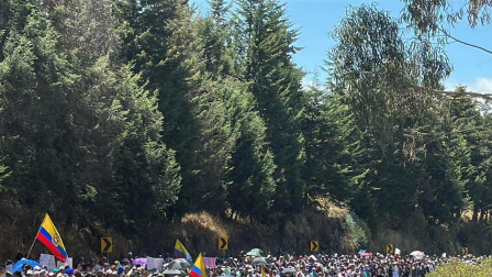 Ciudadanos se movilizan en Otavalo en el sexto día de paro nacional. Sábado 27 de septiembre del 2025.