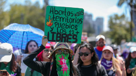 Personas a favor de la despenalización del aborto participan en una manifestación en Quito.