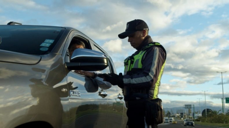 Agentes de la AMT controlan la restricción de circulación vehicular Pico y Placa.