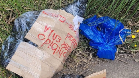 Un cuerpo embalado y con mensajes escritos en cartón fueron hallados en Azogues.