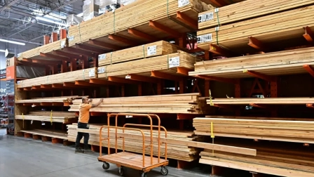 La Casa Blanca anunció un arancel global del 10% a las importaciones de madera blanda.