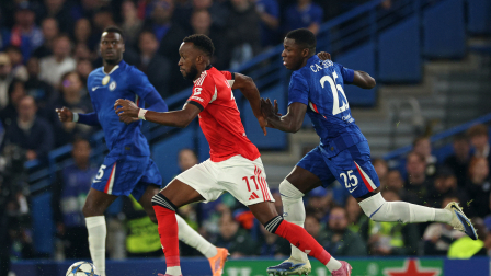 Dodi Lukébakio traslada el balón ante la marca de Moisés Caicedo, de Chelsea, en el partido jugado el martes 30 de septiembre del 2025.