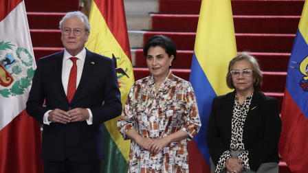 El secretario general de la Comunidad Andina, Gonzalo Gutiérrez (i); la canciller de Ecuador, María Gabriela Sommerfeld (c), y la canciller de Colombia, Rosa Yolanda Villavicencio, asisten a una rueda de prensa en Bogotá, luego de que Colombia entregó a Ecuador la Presidencia pro tempore de la Comunidad Andina.