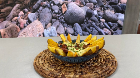 Este miércoles 1 de octubre del 2025 preparamos papitas con chili bacon, junto al chef Felipe Campana.