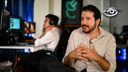 Jorge Ulloa convirtió su pasión por contar historias en un fenómeno global. Con EnchufeTV rompió moldes, hizo reír al mundo y demostró que la comedia ecuatoriana puede llegar lejos. Hoy, su talento es reconocido con la nominación al Emmy de uno de sus más recientes proyectos.