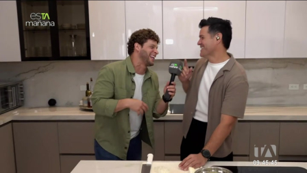 El carismático presentador nos muestra cómo se prepara para enfrentar los retos de la cocina en MasterChef. Entre risas, cortes de cebolla y demostraciones de talento, Carlos Luis promete sorprender dentro y fuera de la pantalla.