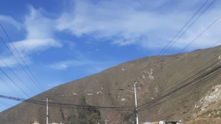 Así luce la vía este sábado 4 de octubre del 2025 entre la Mitad del Mundo y Río Blanco.