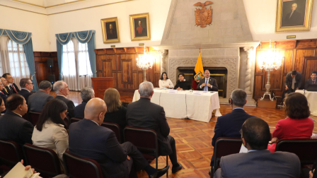 Gabriela Sommerfeld; la ministra de Economía y Finanzas, Sariha Moya; y el ministro del Interior, John Reimberg, en la reunión con los diplomáticos.