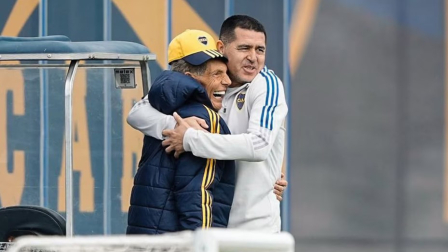 Miguel Ángel Russo recibe un abrazo de Juan Román Riquelme, el presidente de Boca  Juniors, durante un entrenamiento del  club 'xeneize'.