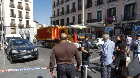 Los canes de la Policía Nacional ayudan en las labores de rescate de las personas atrapadas.