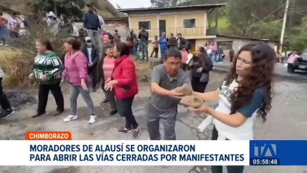 Palos, piedras y empujones marcaron el enfrentamiento entre habitantes de Alausí, en la provincia de Chimborazo y manifestantes. Los ciudadanos intentaban reabrir el paso, mientras los protestantes impedían el ingreso y salida de vehículos.

Un reportaje de Mercedes Chávez