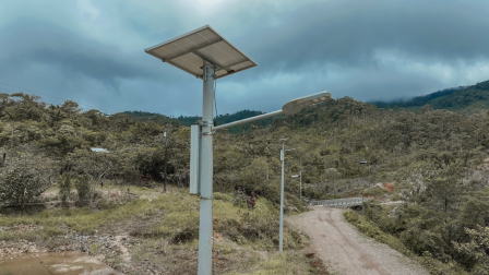 Los paneles de energía solar se instalaron en postes de caminos rurales en comunidades de Carchi e Imbabura