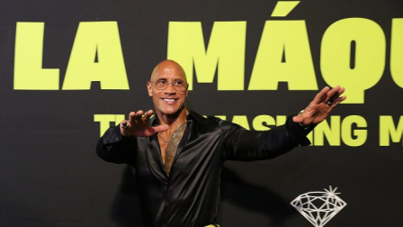 El actor estadounidense Dwayne Johnson 'La Roca', posa durante la alfombra roja de la película 'La Máquina: The Smashing Machine'
