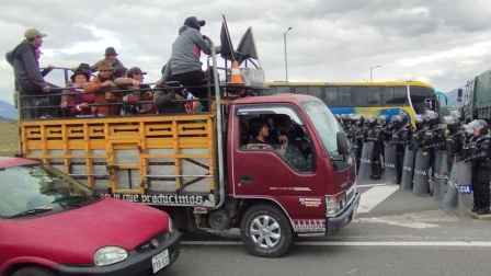 Comunidades de Toacazo intentaron llegar a Latacunga, pero militares y policías impidieron el paso, el martes 7 de octubre del 2025.