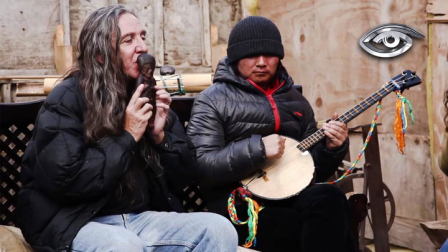 Hace más de tres décadas, Luis Oquendo inició un viaje al pasado al tocar un instrumento ancestral, dando vida a un proyecto que rescata y revive la música precolombina. Hoy, sus hijos mantienen vivo ese legado a través de Taller La Bola, explorando y reinterpretando estos antiguos sonidos para acercarlos al Ecuador de hoy.