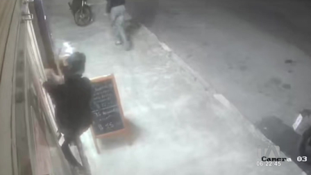 Un intento de robo en un establecimiento de comida, ubicado en el sector La Jipijapa, al norte de Quito, fue frustrado gracias a la rápida reacción de un trabajador y la alerta de los vecinos. La Policía informó que los sospechosos ya fueron identificados.

Un reportaje de Gustavo Jaramillo