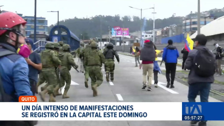 Un día intenso de movilizaciones se registró este domingo 12 de octubre en Quito. Al menos en dos zonas del centro y sur de la capital, manifestantes y miembros de la Policía Nacional protagonizaron enfrentamientos.

Un reportaje de Brigette Mancheno