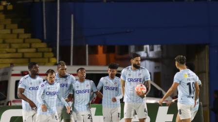 Los jugadores de Universidad Católica celebran un gol del Campeonato ecuatoriano. Los 'camarattas' visitan a Independiente del Valle, en un duelo que usted verá por Teleamazonas.