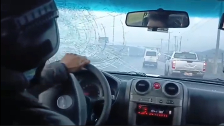 Una piedra cayó en el parabrisas de la camioneta en la que se movilizaba el equipo de Teleamazonas.