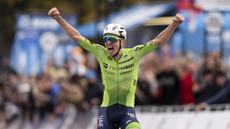 El ciclista esloveno Tadej Pogacar celebra la victoria en la prueba élite del campeonato del mundo de ciclismo en ruta que se celebra en Zúrich, Suiza.