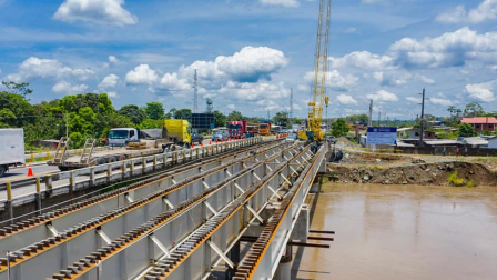 Puente en Vía a Naranjal en la provincia del Guayas