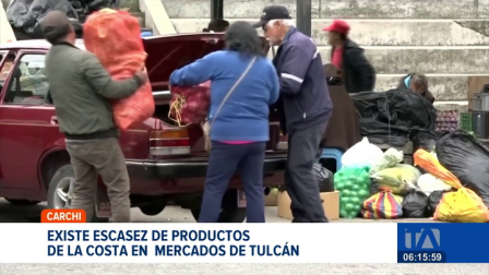 En los mercados de Tulcán se percibe la escasez de varios productos provenientes de la Costa ecuatoriana. El bloqueo de las vías ha dificultado el transporte de alimentos hacia el norte del país, afectando tanto a comerciantes como a consumidores.

Un reportaje de Jairo Jácome